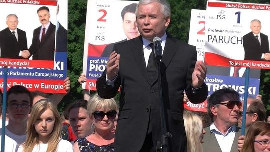 Jarosław Kaczyński w Lublinie. A w tle przemówienia walka na plakaty (wideo)