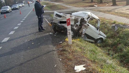 Jastków: Samochód ciężarowy wepchnął fiata 126p do rowu