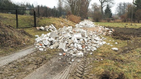 Jastków: W dolinie Ciemięgi gmina wysypała gruz z rozbiórki budynku