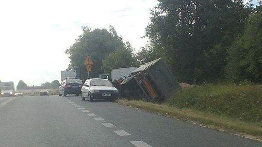 Jastków: Wpadł ciężarówką do rowu