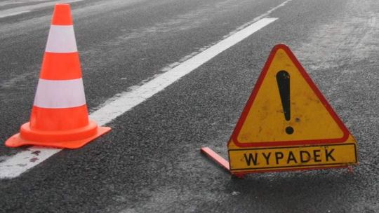 Jastków. Zderzyły się dwie osobówki i ciężarówka