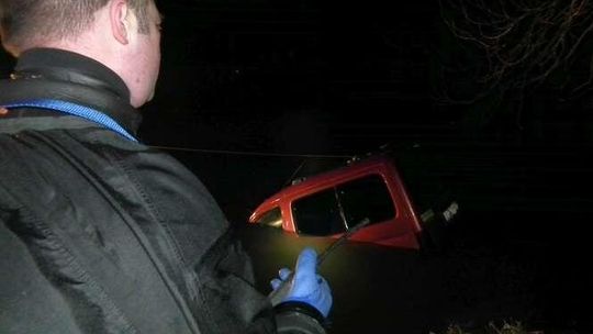 Jawidz: Samochód w rzece, a w środku ciało. Zdjęcia z akcji