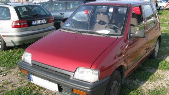 Jazda Daewoo Tico po supermarkecie, czyli Polak potrafi (wideo)