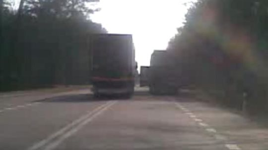 Jazda kierowców ciężarówek na trzeciego na drodze nr 19 (wideo)