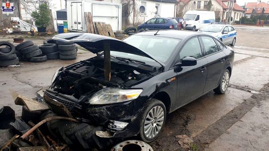 Jazda zakończona w stercie opon