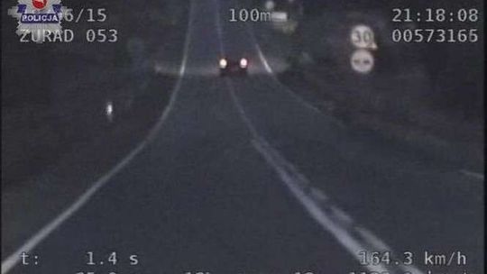 Jechał 164 km/h na drodze z ograniczeniem do 30. Stracił prawo jazdy