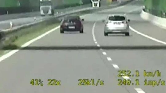 Jechał bmw 250 km/h. Najmniejszy błąd mógł doprowadzić do tragedii (wideo)