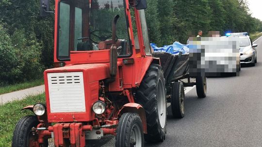 Jechał ciągnikiem z dzieckiem, miał prawie 2 promile. Świadkowie nagrali jego „wężyki”