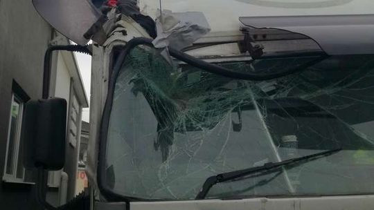 Jechał ciężarówką ze Szwecji do Lublina. Z rozbitą szybą i dziurawym dachem