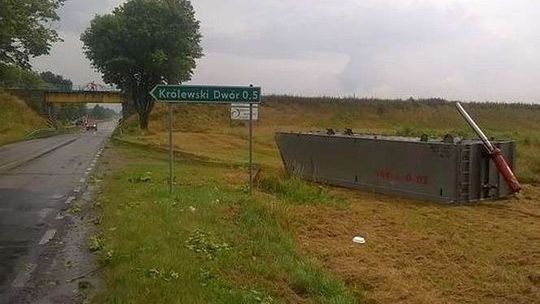 Jechał kilometr z rozłożoną naczepą. Uderzył w wiadukt kolejowy