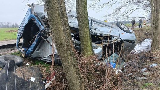 Jechał na podwójnym gazie i roztrzaskał się na drzewie