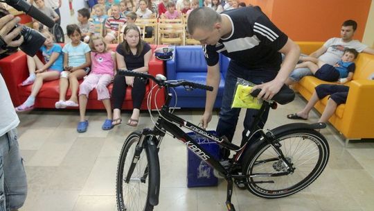 Jechał na rowerze, potrącił go kierowca. Kuba dostał nowy rower