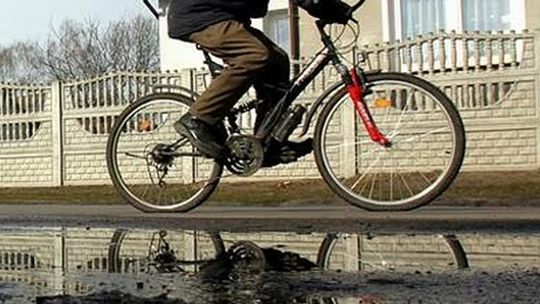 Jechał po pijaku całą szerokością jezdni. Żeby się \"wyluzować”