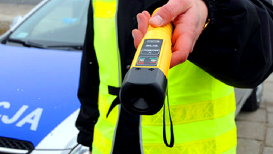 Jechał pod wpływem alkoholu, bez uprawnień i na „podwójnym gazie”