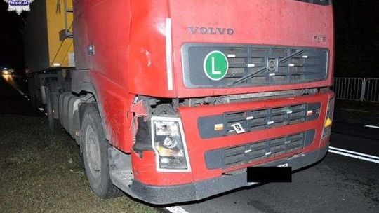 Jechał rowerem bez oświetlenia. Potrąciła go ciężarówka (zdjęcia)