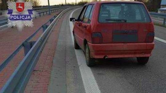 Jechał samochodem i ciągnął psa na lince holowniczej. Bo wcześniej mu uciekł