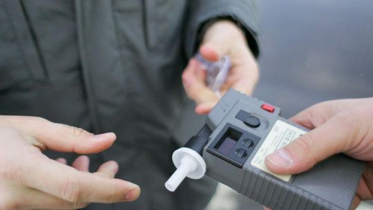 Jechał wężykiem, miał trzy promile. \"Wypiłem tylko dwa piwa!\"