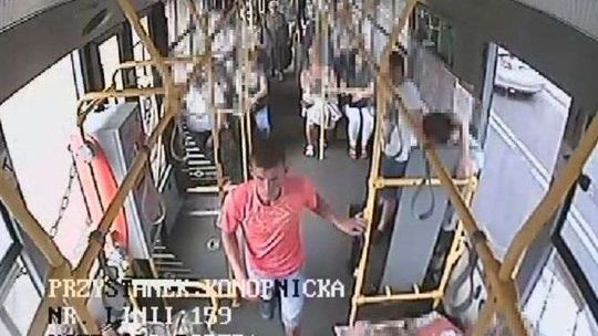 Jechał z nią w trolejbusie, po wyjściu zerwał łańcuszek. Monitoring nagrał złodzieja