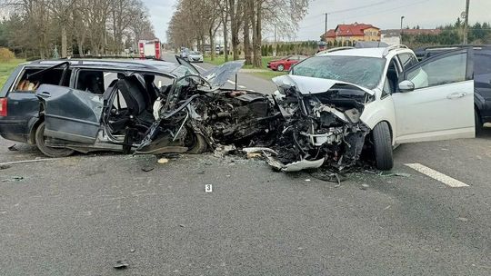 Jechał z rodziną, kiedy na jego pasie pojawił się inny samochód. Nie przeżył
