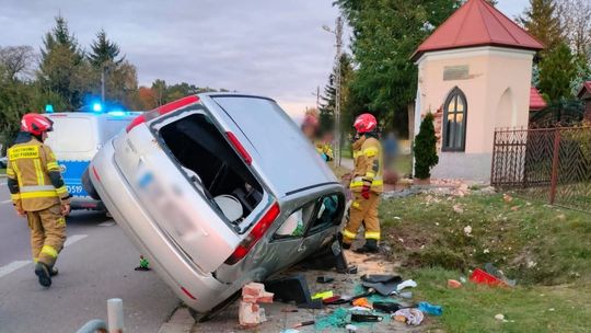 Jechał z sądowym zakazem. Rozbił się o kapliczkę