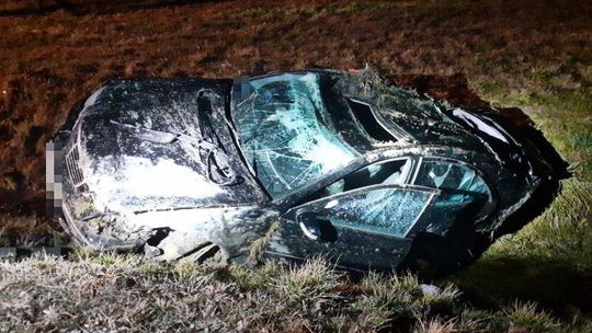 Jechał za szybko i wypadł z drogi na zakręcie. Auto z czterema mężczyznami dachowało
