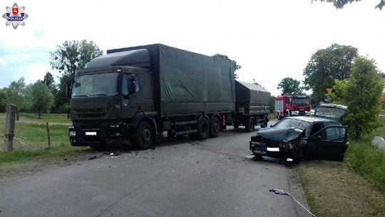  Jechał za szybko na zakręcie. Zderzył się z ciężarówką 