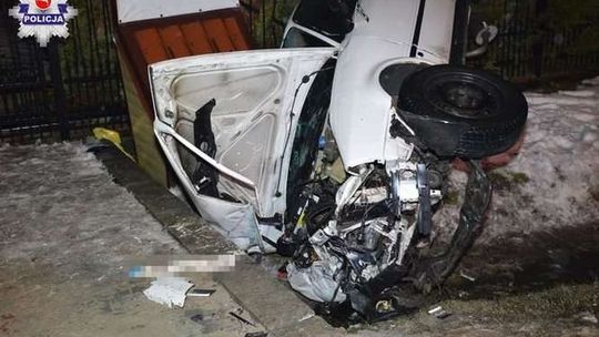 Jechał za szybko, rozbił się na ogrodzeniu. 19-latek z kolegą w szpitalu