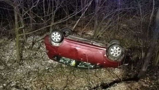 Jechał za szybko. Stracił panowanie nad autem i dachował 