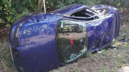 Jechał za szybko, wpadł do rowu i dachował. Pasażer w szpitalu