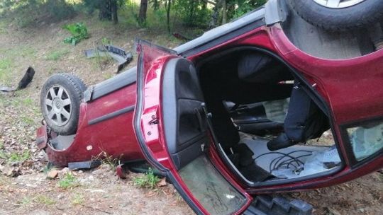 Jechał za szybko, wpadł w poślizg i uderzył w drzewo. 40-latek zginął na miejscu