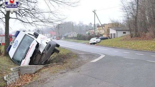 Jechał za szybko. Zderzył się czołowo z karetką, która wiozła pacjenta