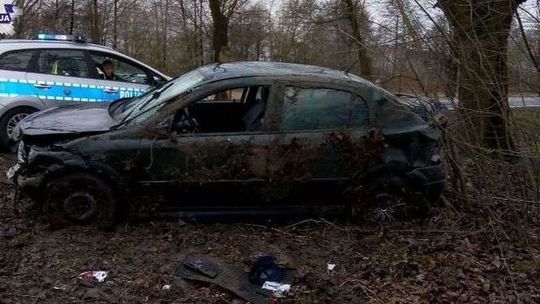 Jechał zbyt szybko, czołowo zderzył się z dostawczym fordem 