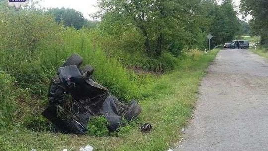 Jechał zbyt szybko i dachował. 22-latek poważnie ranny