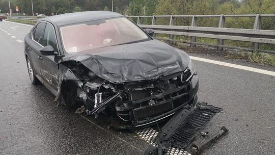 Jechał zbyt szybko po mokrej nawierzchni i uderzył w barierę energochłonną