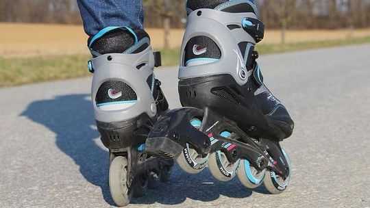 Jechała rolkach, czołowo zderzyła się z rowerzystą