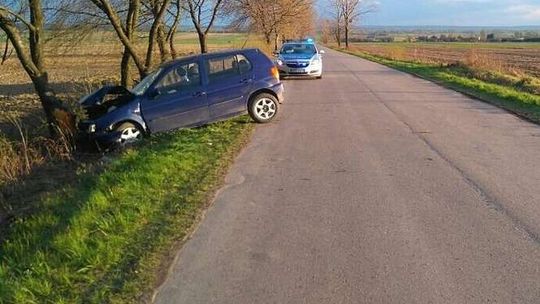 Jechała z dzieckiem, uderzyła w drzewo