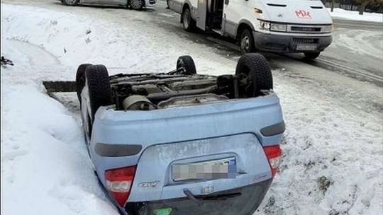 Jechała z małym dzieckiem i dachowała. Bus wymusił pierwszeństwo