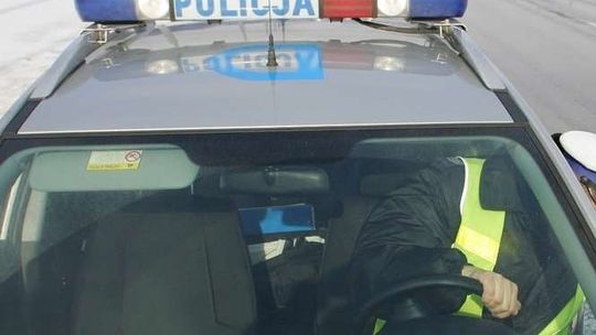 Jechała z zamarzniętymi szybami, prawie zderzyła się z radiowozem