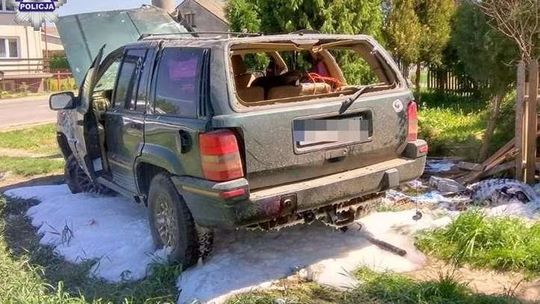 Jechała za szybko i dachowała. Z auta wydobywał się dym