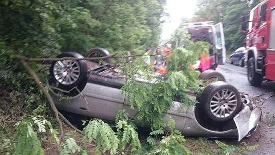 Jechała za szybko na śliskiej drodze. Audi dachowało