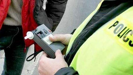 Jechali motocyklem i wpadli do rowu. Pasażer złamał nogę, kierowca uciekł