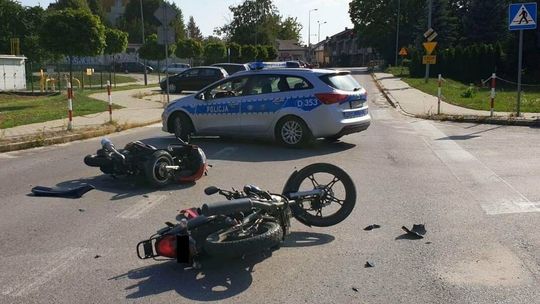 Jechali na motorowerach tej samej marki. Zderzyli się na skrzyżowaniu