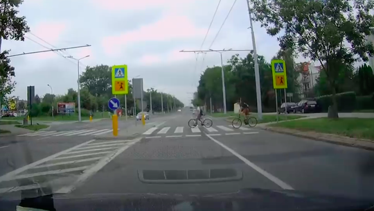 Jechali rowerami przez przejście, zauważyli policję i....