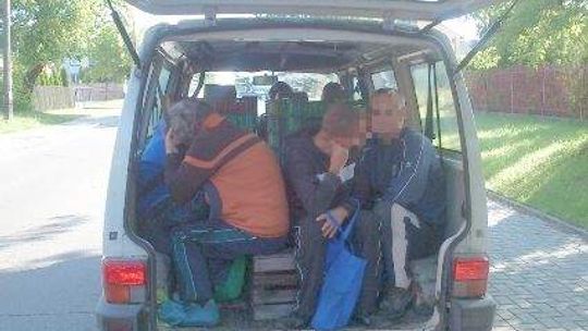 Jechali w busie siedząc na skrzynkach z truskawkami