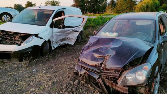 Jeden chciał wyprzedzić, drugi skręcić. Nie dogadali się, dwie osoby w szpitalu