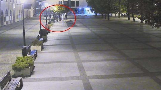 Jeden demolował, reszta biła brawo. Wszystko nagrał monitoring