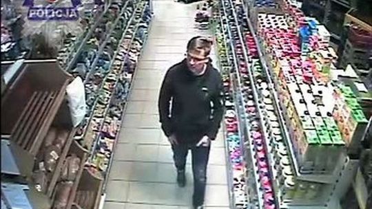 Jeden odwracał uwagę, drugi ukradł pieniądze. Potem poszli do innego sklepu