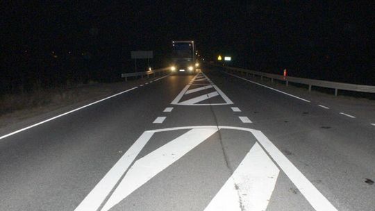 Jeden potrącił kobietę, drugi po niej przejechał. Obaj uciekli