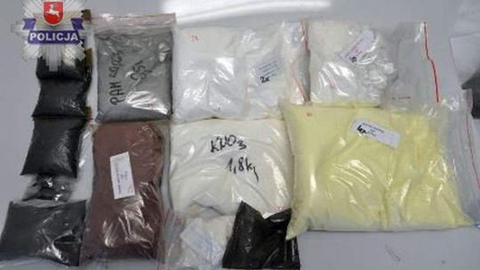 Jeden robił petardy, drugi połknął konopie