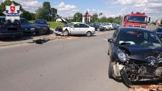 Jeden wypadek, pięć uszkodzonych samochodów